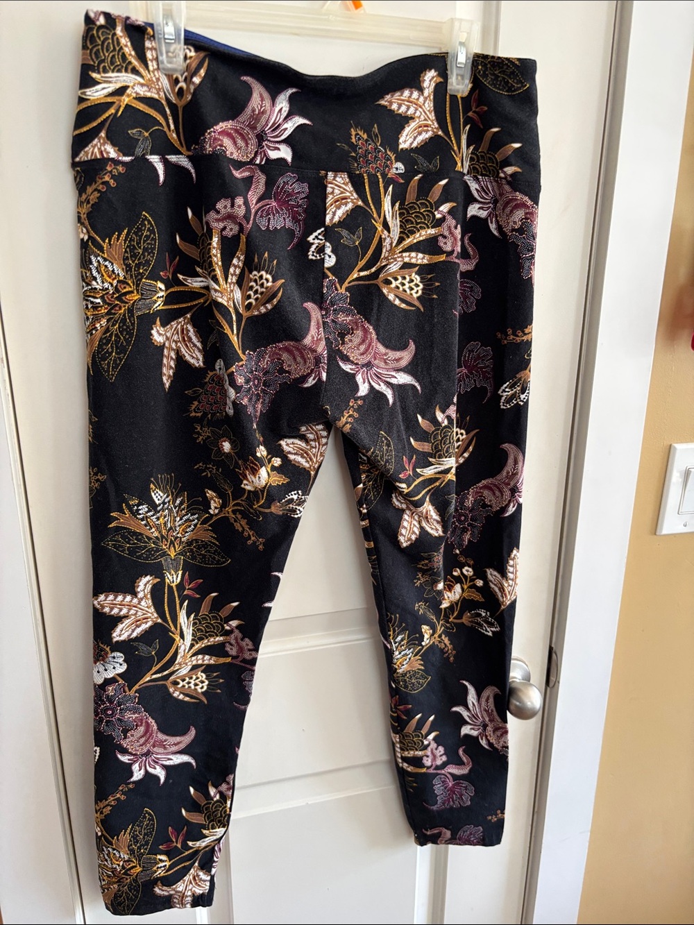 Women's Black Floral Print Leggings - Stretch Comfort - Picture 3 of 3